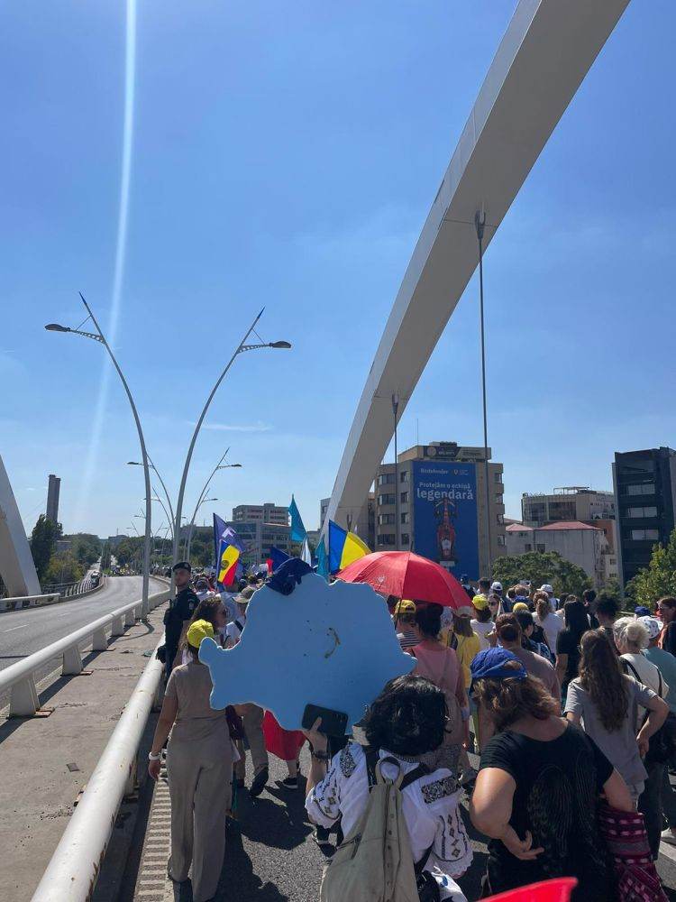 Protestatarii se deplasează de pe Podul Basarab spre intersecţia Leu